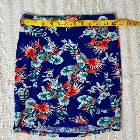 Lush Hawaiian floral mini skirt stretch blue cross over front size small - Picture 5 of 9